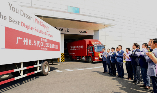 23일(현지시간) 중국 광저우에 있는 LG디스플레이 광저우 OLED 패널공장 양산출하식에서 정호영 LG디스플레이 대표이사 사장 등 주요 경영진과 임직원들이 대형 OLED패널 출하를 축하하고 있다.  LG디스플레이 제공